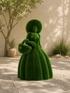 Lady with a basket Sepetli Kadın Figürlü Peyzaj Sanatı - Çelik Konstrüksiyon Yapay Çim Heykeli ve Topiary 220x137x137 cm