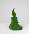 Peafowl on Vase Antik Vazoda Şahlanan Tavus Kuşu Figürlü Peyzaj Sanatı - Çelik Konstrüksiyon Yapay Çim Heykeli ve Dev Topiary 270x230x220 cm