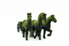 Three Horse-Drawn Carriage Anıtsal Üç Atlı Fayton Figürlü Peyzaj Sanatı - Çelik Konstrüksiyon Yapay Çim Heykeli ve Dev Topiary Seti (Kişiye Özel Ebat)