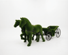 Two Horse-Drawn Carriage Anıtsal Çift Atlı Fayton Arabası - Çelik Konstrüksiyon Yapay Çim Heykeli ve Dev Topiary 210x580x160 cm