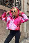 Pembe Desenli Kapüşonlu Kolları Fermuarlı Kısa Şişme Mont