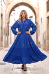 ساكس فستان طويل بتطريز زهري أزرق مطرز بالأزهار على الأمام والأكمام مع تنورة مطوية