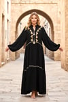 فستان أسود طويل بأكمام بالونية مع تطريز البرسيم على الجهة الأمامية وتنورة مزينة بشراشيب