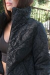 Siyah Dik Yaka Şal Desenli Lüx Kısa Şişme Mont