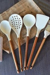 Akasya Saplı 5 Li Silikon Spatula Kepçe Seti / Krem