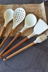 Akasya Saplı 5 Li Silikon Spatula Kepçe Seti / Krem