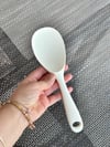 Sert Uçlu Silikon Pilav Kaşığı Yüksek Isıya Dayanıklı Yanmaz Yapışmaz Silikon Kaşık 22 cm - Krem