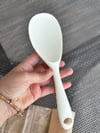 Sert Uçlu Silikon Pilav Kaşığı Yüksek Isıya Dayanıklı Yanmaz Yapışmaz Silikon Kaşık 22 cm - Krem