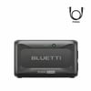 BLUETTI B500K 5120Wh genişleme bataryası ön panel ve P090A bağlantı kablosu görünümü