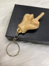 Parmakla Gösterilen Keychain - Koyu Krem