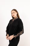Polo Yaka Detaylı Leopar Desenli Taş Baskılı Bluz