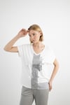 V Yaka Detaylı Pul Payetli Baskı Desen Detaylı Tshirt