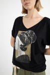 V Yaka Detaylı Taş Ve Baskı Desenli  Tshirt