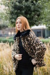 Yaka Kürk Detaylı Leopar Desenli Ceket