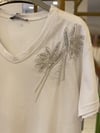 Beyaz V Yakalı Parlak Çiçek Aplikli Tshirt