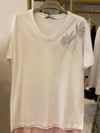 Beyaz V Yakalı Parlak Çiçek Aplikli Tshirt