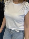 Beyaz Vatkalı Omzu Taşlı Tshirt
