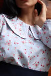 Vintage Mavi-Bordo Çiçekli Bebe Yaka Dantelli Poplin Bluz