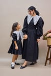 Vintage Seyyar Yakalı Siyah Poplin Pileli Anne Elbise ve Vintage Yakalı Kız Çocuk Kloş Elbise Anne-Kız Kombini (TEKLİ SATILMAKTADIR)