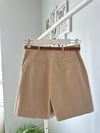 DÜĞME DETAYLI KEMERLİ ŞORT