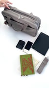Sanmorris Unisex klinkır kumaş suya dayanıklı laptop bölmeli ayarlanabilir çapraz ve el askılı evrak ve laptop çantası farklı renk seçenekleriyle stoklarımızdadır.