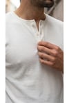 Erkek Beyaz Henley Yaka Tişört Üç Düğmeli Patlı Fitilli Regular T-shirt
