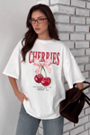 Kadın Cherries Ekru Beyaz Oversize Fit Bol Geniş Kalıp Salaş Kesim T-shirt