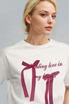 Kadın Ekru Beyaz Kurdele Kabaran Dokulu Baskı Regular Fit Normal Kalıp T-shirt
