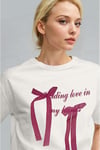 Kadın Ekru Beyaz Kurdele Kabaran Dokulu Baskı Regular Fit Normal Kalıp T-shirt