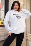 Kadın Kırık Beyaz Krem Ekru 1898 Baskılı 3 iplik Şardonlu Kapüşonlu Oversize Salaş Bol Kesim Hoodie Sweatshirt