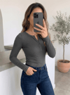 Kadın Koyu Gri Düğme Detaylı Patlı Düğmeli Bisiklet Yaka Uzun Kollu Fitilli Kaşkorse Bluz Body