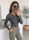 Kadın Koyu Gri Düğme Detaylı Patlı Düğmeli Bisiklet Yaka Uzun Kollu Fitilli Kaşkorse Bluz Body
