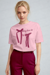 Kadın Pembe Kurdele Kabaran Dokulu Baskı Regular Fit Normal Kalıp T-shirt