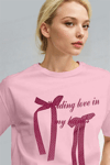 Kadın Pembe Kurdele Kabaran Dokulu Baskı Regular Fit Normal Kalıp T-shirt