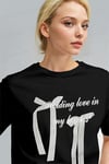 Kadın Siyah Kurdele Kabaran Dokulu Baskı Regular Fit Normal Kalıp T-shirt