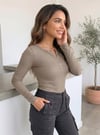 Kadın Taş Krem Düğme Detaylı Patlı Düğmeli Bisiklet Yaka Uzun Kollu Fitilli Kaşkorse Bluz Body
