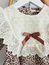 Dantel yaka leopar elbise