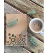 Notyaz SC-8859 Spiralli Ciltli/Çiçekli (Sert Kapaklı Defter)(A5 EbatNotyaz SC-8859 Spiralli Ciltli/Çiçekli (Sert Kapaklı Defter)(A5 Ebat - Kirtasiyem.netBloknotlar