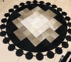 El Dokuması Daire Model Deri Halı