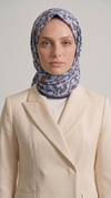 Karaca EşarpRAYON EŞARPLİLYA DESENLİ ÇİÇEK DESENLİ İPEK ŞİFON EŞARP - LACİVERT / BUZ MAVİSİ