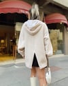 Bej Kapşonlu Arka Yırtmaç Detaylı Oversize Sweat