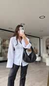 Beyaz Arka Büzgü Detaylı Düğmeli Gömlek 