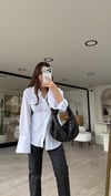 Beyaz Arka Büzgü Detaylı Düğmeli Gömlek 