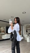Beyaz Arka Büzgü Detaylı Düğmeli Gömlek 