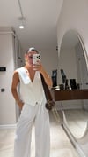 Beyaz Çapraz Sırt Detaylı Yelek