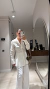 Beyaz Gizli Düğmeli Pileli Gömlek