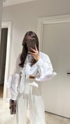Beyaz Gül Detaylı Yaka Bağlamalı Marka Model Gömlek