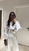 Beyaz Gül Detaylı Yaka Bağlamalı Marka Model Gömlek
