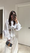 Beyaz Gül Detaylı Yaka Bağlamalı Marka Model Gömlek