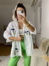Beyaz İnsan Figür İşlemeli Gömlek
